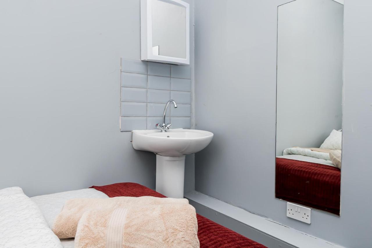 Shirley House 2, Self Catering Guest House, Self Check In, Smart Locks, 10 Min Walk To Southampton General, Aspire And Princess Anne Hospitals, Access To Fully Equipped Kitchen, Excellent Transport Links, Ideal For Longer Stays And Hospital Shifts Ngoại thất bức ảnh