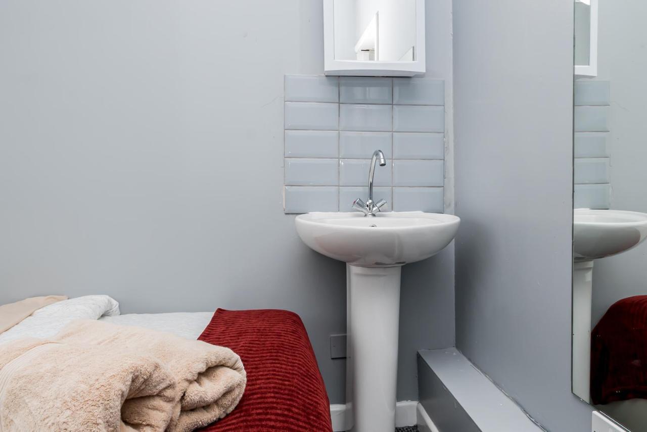 Shirley House 2, Self Catering Guest House, Self Check In, Smart Locks, 10 Min Walk To Southampton General, Aspire And Princess Anne Hospitals, Access To Fully Equipped Kitchen, Excellent Transport Links, Ideal For Longer Stays And Hospital Shifts Ngoại thất bức ảnh