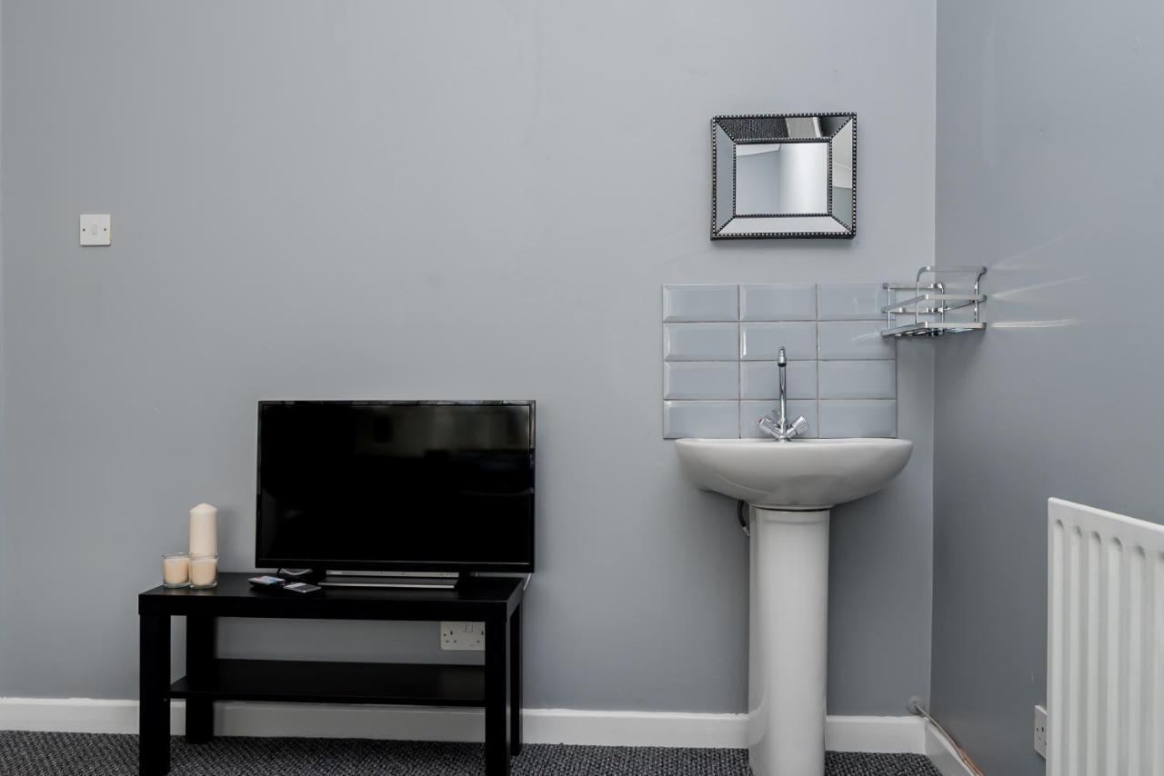 Shirley House 2, Self Catering Guest House, Self Check In, Smart Locks, 10 Min Walk To Southampton General, Aspire And Princess Anne Hospitals, Access To Fully Equipped Kitchen, Excellent Transport Links, Ideal For Longer Stays And Hospital Shifts Ngoại thất bức ảnh